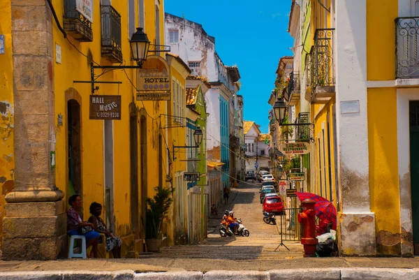 Casas coloniais coloridas no bairro histórico do Pelourinho. O centro histórico de Salvador, Bahia, Brasil . — Fotografia de Stock