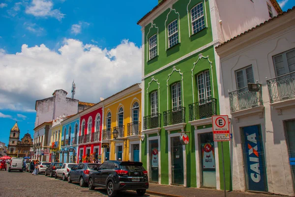 Coloridas casas coloniales en el distrito histórico de Pelourinho. El centro histórico de Salvador, Bahía, Brasil . — Foto de Stock