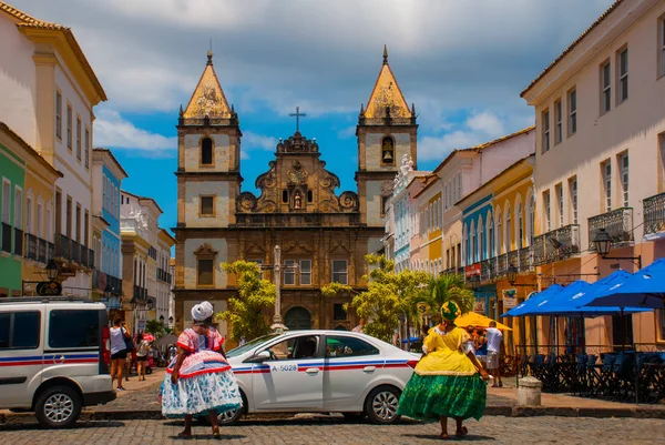 Яскравий погляд на Пельourінью в Сальвадорі, Бразилія, переважають великі колоніальні Cruzeiro де Сан-Франциско християнського каменю хрест в районі пра-Анета — стокове фото