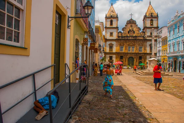 Vista brilhante do Pelourinho em Salvador, Brasil, dominado pela grande cruz de pedra cristã colonial Cruzeiro de São Francisco no Pra a Anchieta — Fotografia de Stock