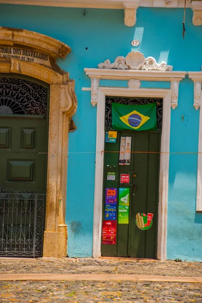 펠로리노 (Pelourinho)의 유서 깊은 지구에있는 다채로운 식민지 시대의 주택. 살바도르, 바이아, 브라질의 역사적인 중심지. — 스톡 사진