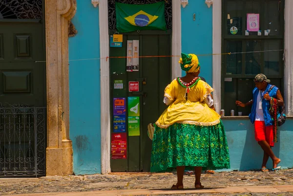 Mujer brasileña de ascendencia africana, sonriente, vestida con traje tradicional de Baiana en Pelourinho, Salvador, Brasil . —  Fotos de Stock