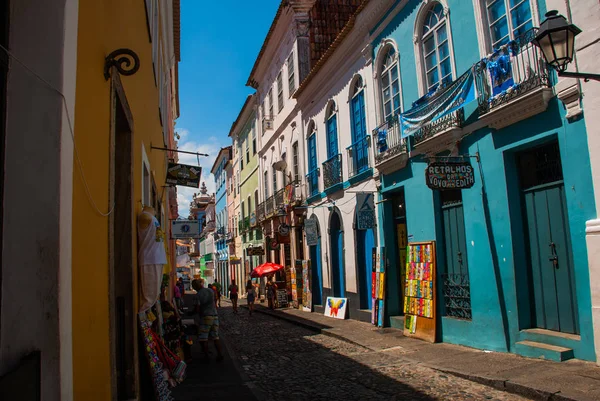 Coloridas casas coloniales en el distrito histórico de Pelourinho. El centro histórico de Salvador, Bahía, Brasil . —  Fotos de Stock