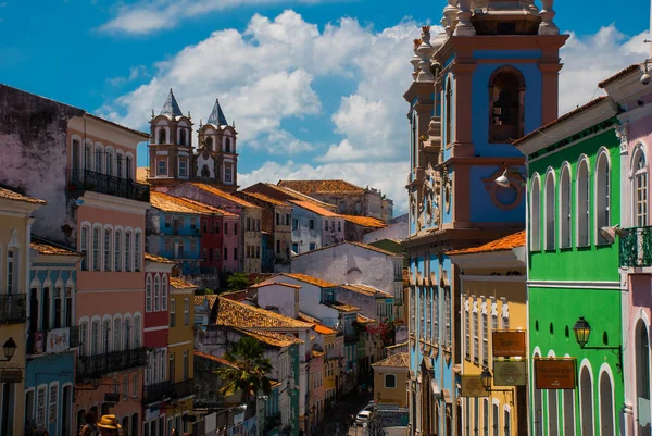 Centro storico della città di Pelourinho caratteristiche luminose skyline di architettura coloniale su un'ampia collina di ciottoli in Salvador, Brasile — Foto Stock