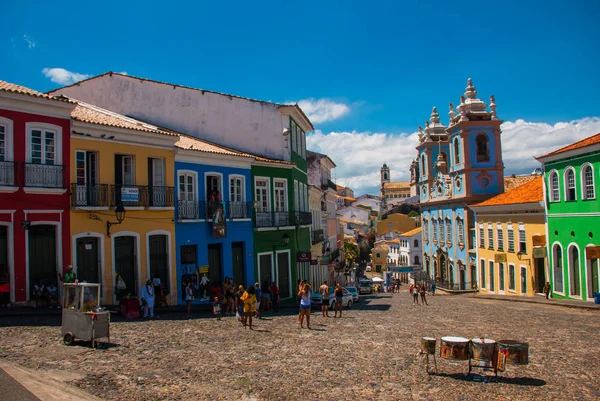 Centro histórico de la ciudad de Pelourinho cuenta con un horizonte iluminado de arquitectura colonial en una amplia colina de adoquines en Salvador, Brasil — Foto de Stock