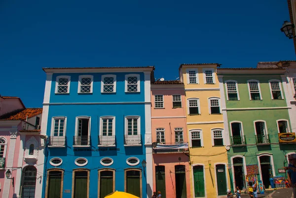 Colorate case coloniali nel quartiere storico di Pelourinho. Il centro storico di Salvador, Bahia, Brasile . — Foto Stock