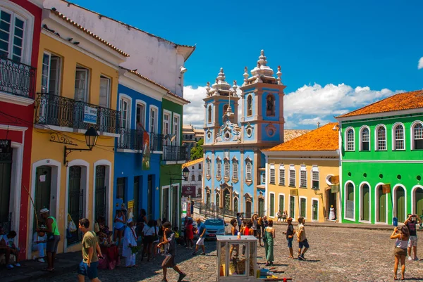 Den historiska stadskärnan i Pelourinho har en ljust upplyst skyline av kolonial arkitektur på en bred kullerstensbacke i Salvador, Brasilien — Stockfoto