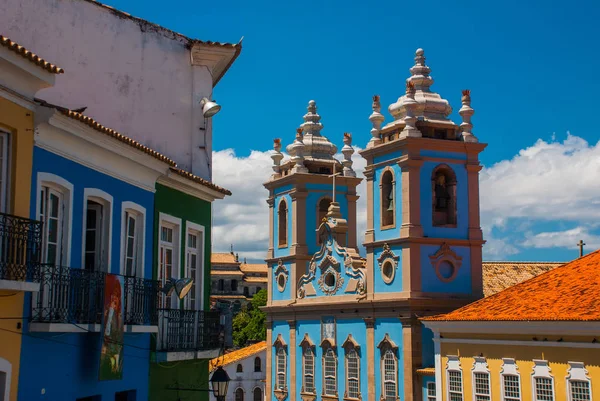 Centro histórico de la ciudad de Pelourinho cuenta con un horizonte iluminado de arquitectura colonial en una amplia colina de adoquines en Salvador, Brasil —  Fotos de Stock