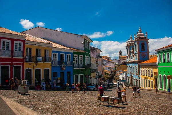 Centro histórico de la ciudad de Pelourinho cuenta con un horizonte iluminado de arquitectura colonial en una amplia colina de adoquines en Salvador, Brasil —  Fotos de Stock