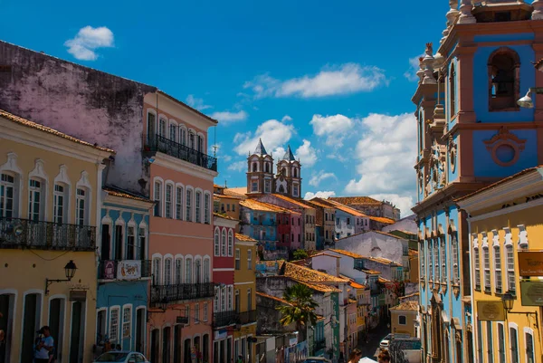 Het historische centrum van Pelourinho heeft een helder verlichte skyline van de koloniale architectuur op een brede geplaveide heuvel in Salvador, Brazilië. — Stockfoto