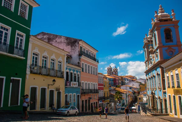 Centro storico della città di Pelourinho caratteristiche luminose skyline di architettura coloniale su un'ampia collina di ciottoli in Salvador, Brasile — Foto Stock