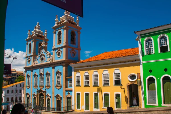 A történelmi városközpont Pelourinho jellemzője a gyarmati építészet fényesen megvilágított Skyline a széles macskaköves dombon, Salvador, Brazília — Stock Fotó