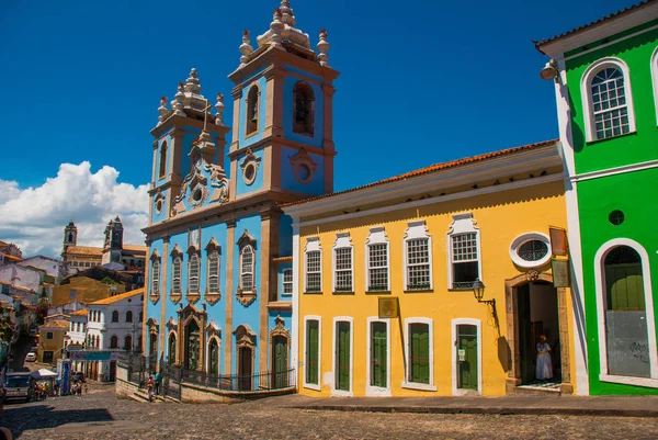 A történelmi városközpont Pelourinho jellemzője a gyarmati építészet fényesen megvilágított Skyline a széles macskaköves dombon, Salvador, Brazília — Stock Fotó