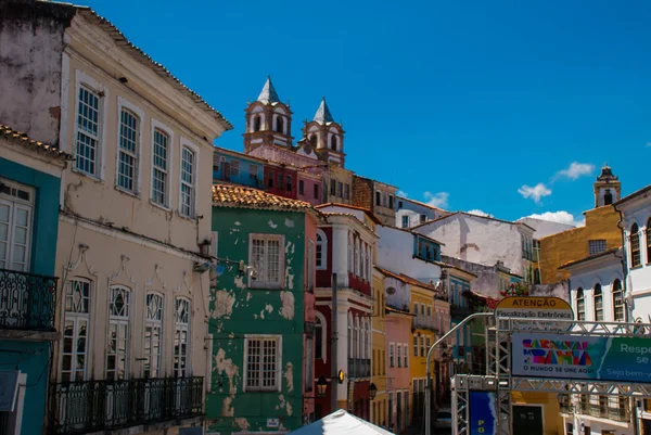 Centro histórico de la ciudad de Pelourinho cuenta con un horizonte iluminado de arquitectura colonial en una amplia colina de adoquines en Salvador, Brasil —  Fotos de Stock