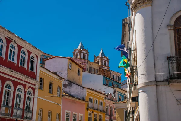 Centro storico della città di Pelourinho caratteristiche luminose skyline di architettura coloniale su un'ampia collina di ciottoli in Salvador, Brasile — Foto Stock