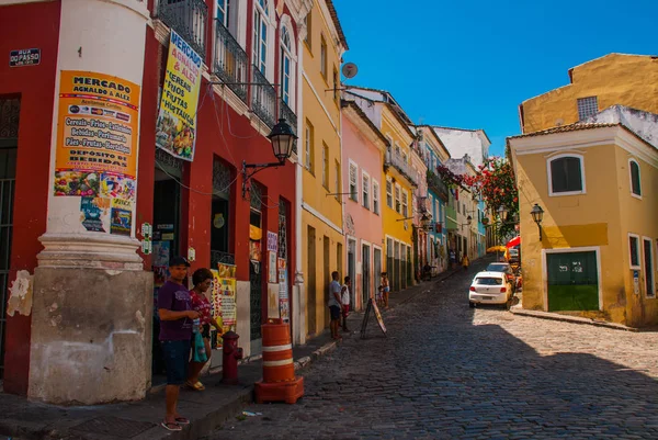 Centro histórico de la ciudad de Pelourinho cuenta con un horizonte iluminado de arquitectura colonial en una amplia colina de adoquines en Salvador, Brasil — Foto de Stock