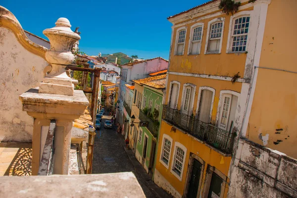 Salvador, Brasilien: Downtown Street med färgglada koloniala byggnader i det historiska turistområdet i Pelurinho. — Stockfoto