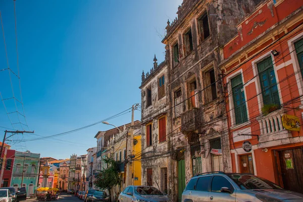 Färgglada koloniala hus i den historiska stadsdelen Pelourinho. Den historiska stadskärnan i Salvador, Bahia, Brasilien. — Stockfoto