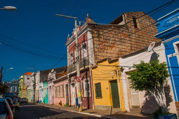 SALVADOR, BRASIL: calle céntrica con coloridos edificios coloniales en la histórica zona turística de Pelurinho . —  Fotos de Stock