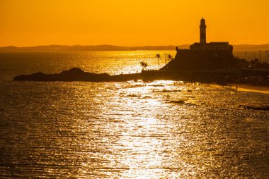 Salvador, Brezilya: Farol da Barra Salvador Brezilya deniz feneri portresi. Gün batımında verm ile güzel manzara.