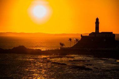 Salvador, Brezilya: Farol da Barra Salvador Brezilya deniz feneri portresi. Gün batımında verm ile güzel manzara.
