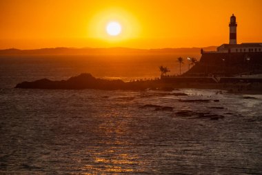 Salvador, Brezilya: Farol da Barra Salvador Brezilya deniz feneri portresi. Gün batımında verm ile güzel manzara.