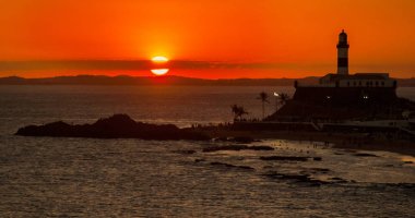 Salvador, Brezilya: Farol da Barra Salvador Brezilya deniz feneri portresi. Gün batımında verm ile güzel manzara.
