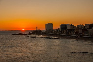 Salvador, Brezilya: Farol da Barra Salvador Brezilya deniz feneri portresi. Gün batımında verm ile güzel manzara.