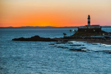 Salvador, Brezilya: Farol da Barra Salvador Brezilya deniz feneri portresi. Gün batımında verm ile güzel manzara.