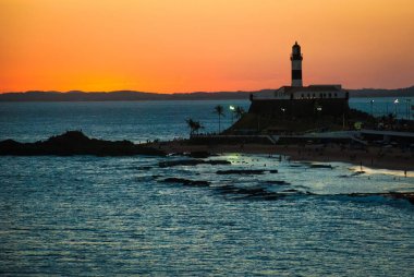 Salvador, Brezilya: Farol da Barra Salvador Brezilya deniz feneri portresi. Gün batımında verm ile güzel manzara.