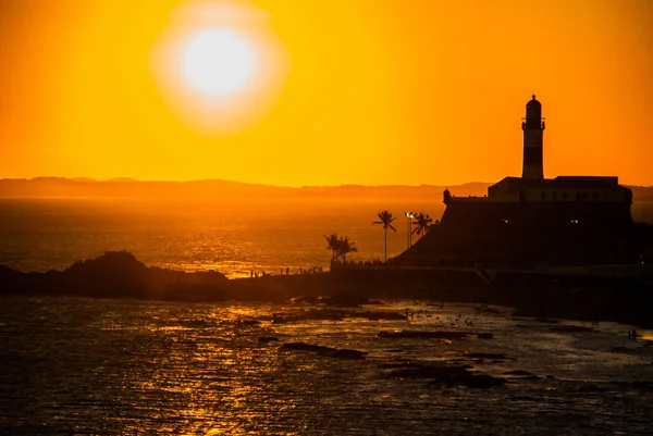 Salvador, Brasilien: porträtt av Farol da Barra Salvador Brasilien Lighthouse. Vackert landskap med verm vid solnedgången. — Stockfoto