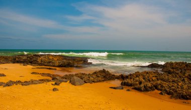 Salvador, Bahia, Brezilya: Güneşli havalarda deniz kayalar ile Itapua plajda Tropikal manzara.