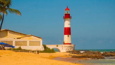 Salvador, Bahia, Brezilya: Farol De Itapua dalgalı denizde. Güneşli havalarda sahilde deniz feneri.