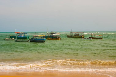Salvador, Bahia, Brezilya: Güneşli havalarda Itapua plajında tropikal manzara ve denizde tekneler.