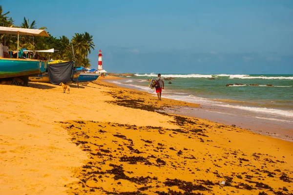 SALVADOR, BAHIA, BRASIL: Farol De Itapua en el mar agitado. Faro en la playa en tiempo soleado . — Foto de Stock