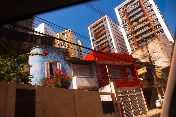 SALVADOR, BAHIA, BRASIL: Edificios modernos en la ciudad, discrito residencial . — Foto de Stock