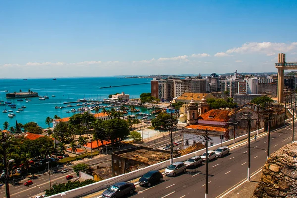 SALVADOR, BAHIA, BRASIL: Ascensor Lacerda y Bahía de Todos los Santos Baia de Todos os Santos en Salvador . —  Fotos de Stock