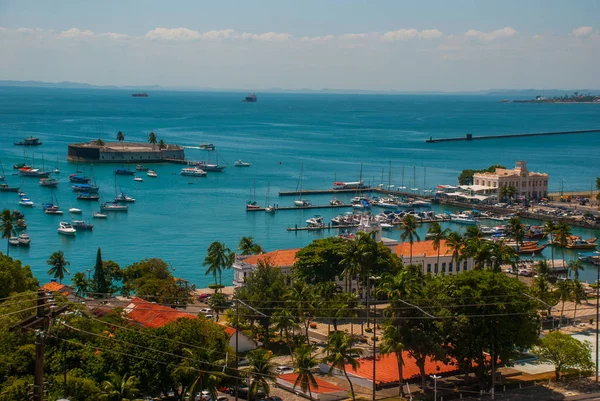 SALVADOR, BAHIA, BRASIL: Forte de San Marcelo em Salvador Bahia. Vista superior da cidade portuária de Salvador . — Fotografia de Stock