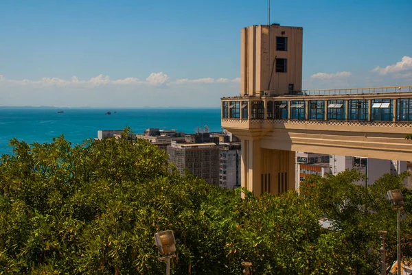 SALVADOR, BAHIA, BRASIL: Lacerda Elevator and All Saints Bay Baia de Todos os Santos em Salvador . — Fotografia de Stock