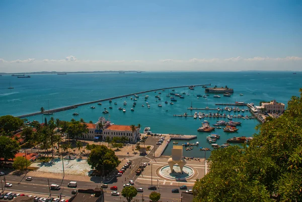 Luchtfoto van All Saints Bay-Baia de todos os Santos-in Salvador, Bahia, Brazilië. — Stockfoto