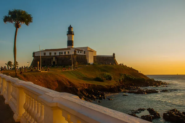 SALVADOR, BRASIL: Sunset. Sinal colorido fica em frente ao farol colonial da Barra, o mais antigo da América do Sul . — Fotografia de Stock