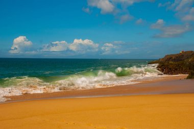 Salvador, Bahia, Brezilya: Güneşli havalarda sarı kum ve mavi deniz ile Brezilya plaj.
