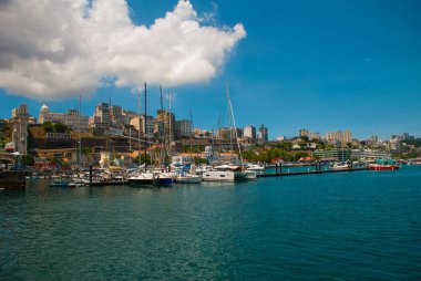 Salvador, Bahia, Brezilya: Sudan şehrin güzel manzarası ile güzel manzara. Evler, gökdelenler, gemiler ve turistik yerler.