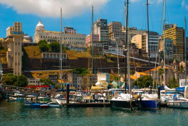 Salvador, Bahia, Brezilya: Sudan şehrin güzel manzarası ile güzel manzara. Evler, gökdelenler, gemiler ve turistik yerler.