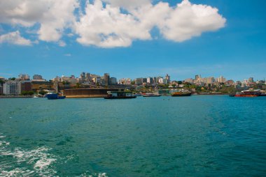 Salvador, Bahia, Brezilya: Sudan yılın güzel manzarasına sahip manzara. Evler, gökdelenler ve manzaralar.