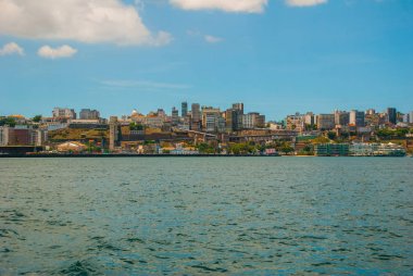 Salvador, Bahia, Brezilya: Şehir manzaralı güzel manzara. Evler, gökdelenler, Bay, liman ve ışıklar.