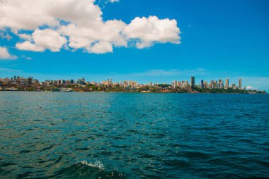 Salvador, Bahia, Brezilya: Şehir manzaralı güzel manzara. Evler, gökdelenler, Bay, liman ve ışıklar.