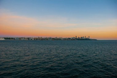 Salvador, Bahia, Brezilya: Gün batımında şehrin güzel görünümü. Gökdelenler, evler, deniz.
