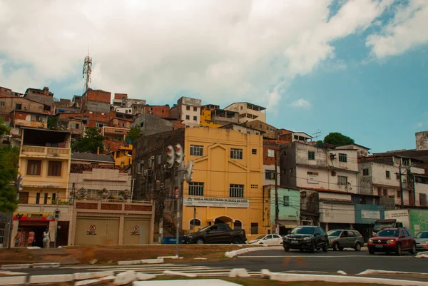 Salvador, bahia, brasilien: straße mit modernen häusern in der stadt. das Armenviertel, die so genannten Favelas — Stockfoto