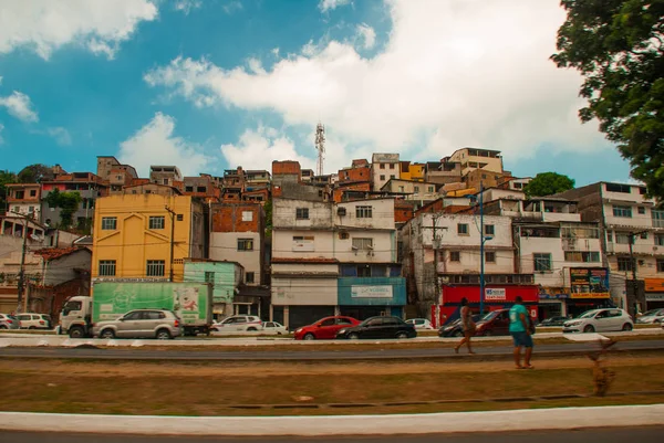 Salvador, Bahia, Brazylia: ulica z nowoczesnymi domami w mieście. Ubogich kwartale, tzw favelas — Zdjęcie stockowe